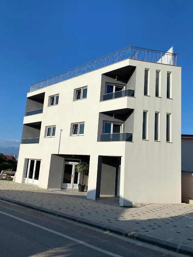 Queen Apartments Vir