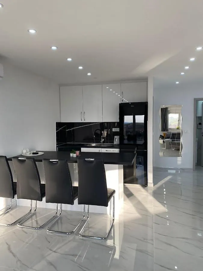 Queen Apartments Vir Croatia