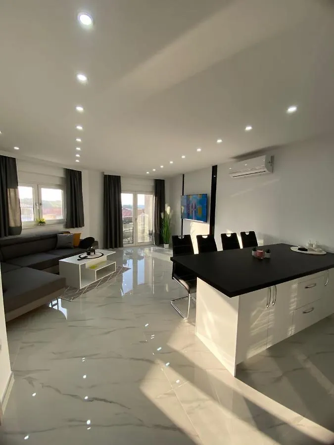 Queen Apartments Vir